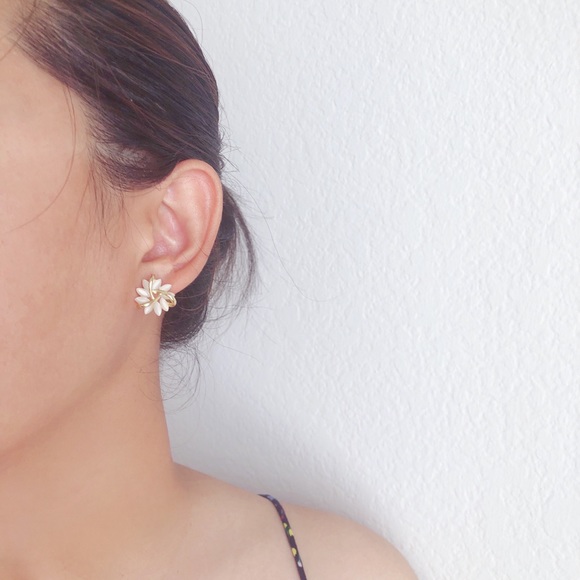 ✨NEW✨ Elegant and Exquisite Flower Shape Stud Earrings for women - Picture 4 of 4